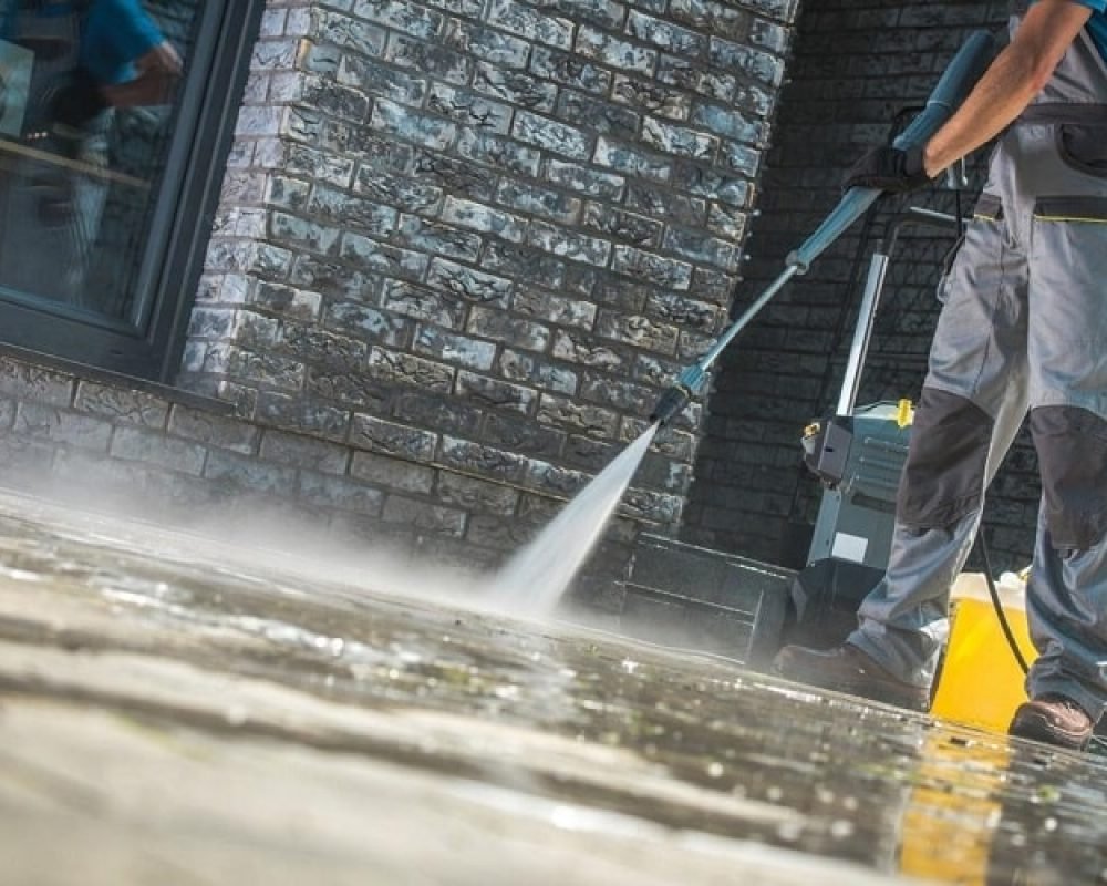 pressure-washer-cleaning-concrete